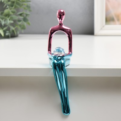 Фигурка настольная полистоун «Человек с шаром», на полку, розово-голубой, 5.6×9×23 см