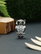 Брошь «Сова», цвет зелёно-белый в серебре - Фото 2