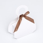 Подарочная коробка в форме сумочки, складная, с бантом и ручкой, белый, 18×12×8 см - Фото 2