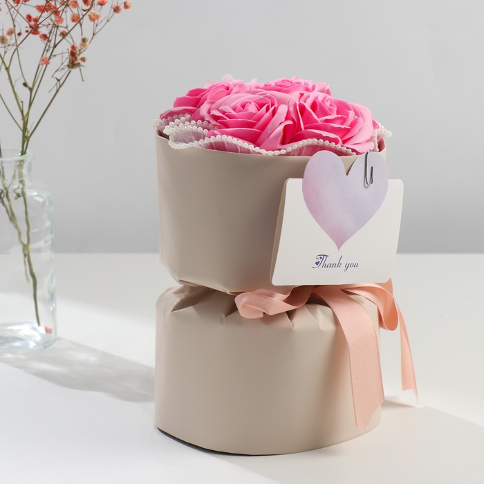 Букет из мыльных лепестков "Розовые розы и ромашка" 17х17х27 см - фото 1906487543