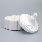 Свеча "Купол" в подсвечнике с узкими гранями из гипса с крышкой,7,5х9 см,белый перламутр - фото 24610720