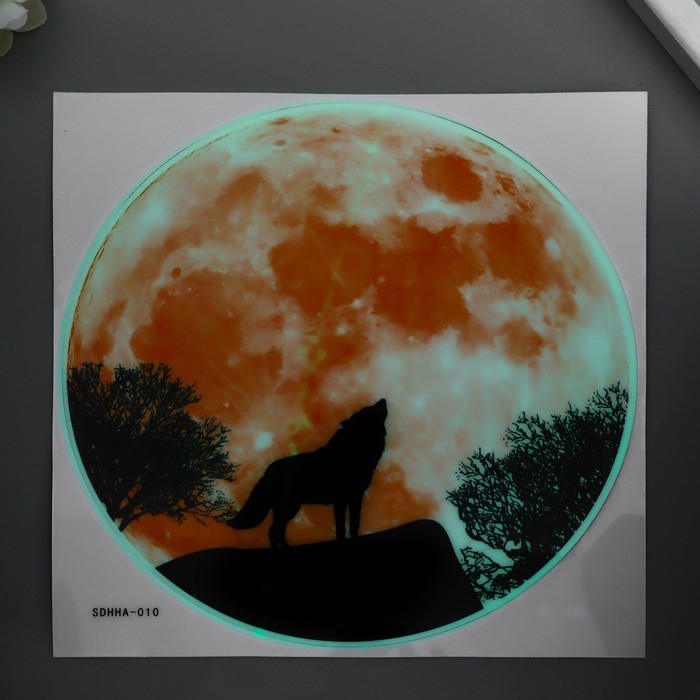 Наклейка пластик интерьерная фосфорная "Вой волка на фоне луны" 20х20,5 см