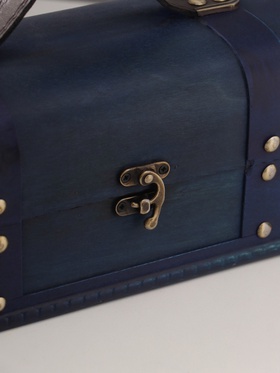 Шкатулка подарочная под бутылку «С заклёпками», дерево, ярко-синяя, 11×34×12.8 см  (артикул 9932841)  большой выбор товаров оптом и в розницу по низким ценам с доставкой