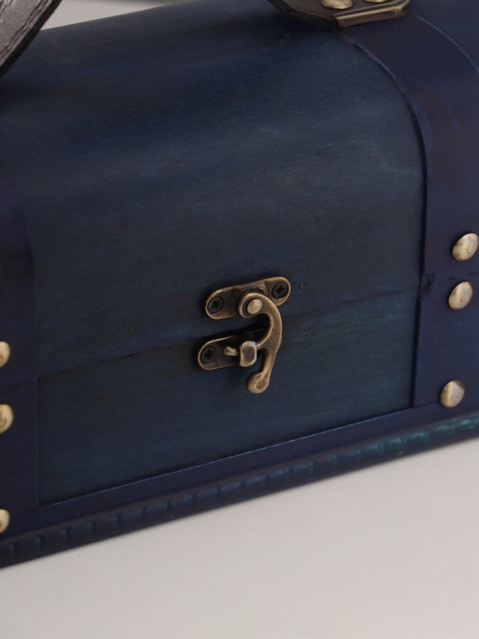 Шкатулка подарочная под бутылку «С заклёпками», дерево, ярко-синяя, 11×34×12.8 см - Фото 1