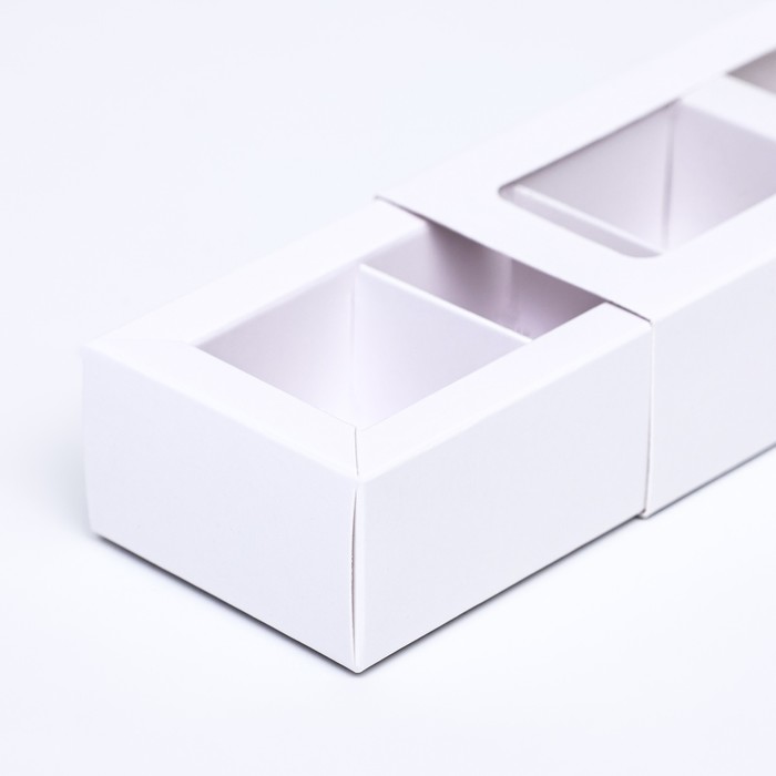 Упаковка с обечайкой для 3 конфет, с окном, белый 13x5x3,3 см