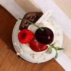Муляж - магнит "Пирожное ягоды в шоколаде" 7х7х9см - Фото 3