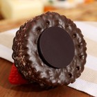 Муляж - магнит "Крекер шоколадный с ягодами" 7х7х6см - фото 8103693