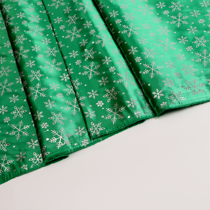 Лоскут Атлас, зеленый с серебряными снежинками, 100*150см