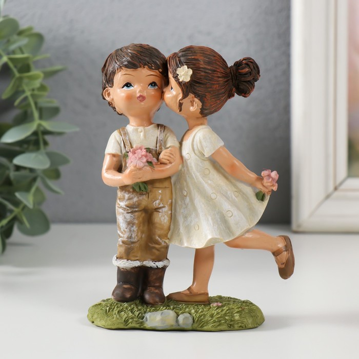 Фигурка полистоун «Малыши на прогулке - первый поцелуй», 9.5×4.5×12.5 см - Фото 1