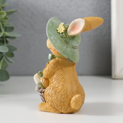 Фигурка полистоун «Зайка в шляпке с корзинкой тюльпанов», 8×5.5×10.5 см