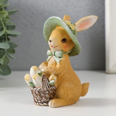 Фигурка полистоун «Зайка в шляпке с корзинкой тюльпанов», 8×5.5×10.5 см