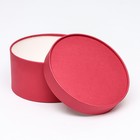 Подарочная коробка круглая Frilly красный бархат, завальцованная без окна, 21×11 см - Фото 3