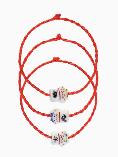 Браслет-оберег «Красная нить» кот нэко, бело-красный, кошка МИКС