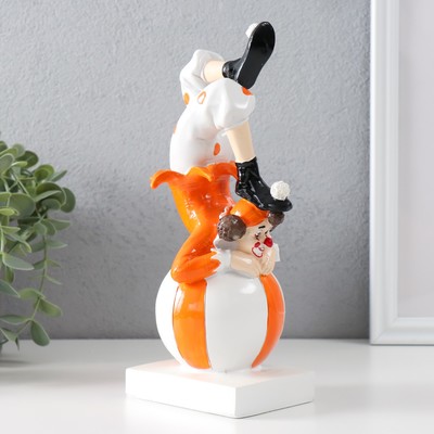 Фигурка полистоун «Клоун-акробат на шаре», бело-оранжевый, 10×9.5×23 см