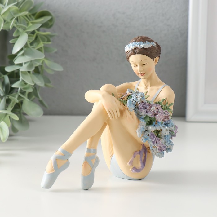 Фигурка полистоун «Балерина с охапкой сиреневых цветов», 12.5×7×12 см - Фото 1