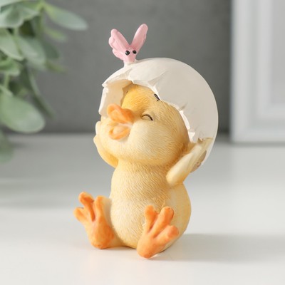 Фигурка полистоун «Утёнок со скорлупой и бабочкой», 6.5×5.5×8.5 см