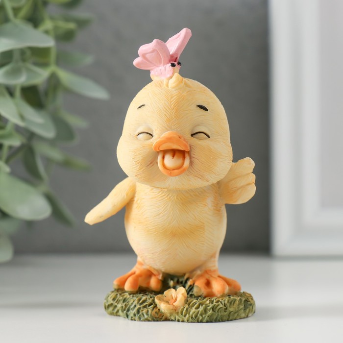 Фигурка полистоун «Утёнок с бабочкой на полянке», 6×5.5×9.5 см - Фото 1