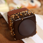 Муляж - магнит "Пирожное Магнифико" шоколад, 5х5х9см - фото 8734894