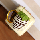 Муляж - магнит "Пирожное Магнифико" белый шоколад, 5х5х9см - фото 8734897