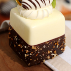Муляж - магнит "Пирожное Магнифико" белый шоколад, 5х5х9см - фото 8734898