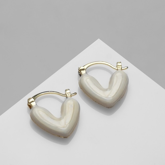 Серьги с эмалью «Сердце» перламутровые, цвет белый в золоте - Фото 1