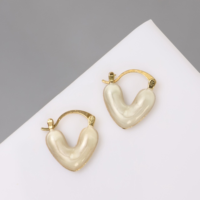 Серьги с эмалью «Сердце» перламутровые, цвет белый в золоте - Фото 1