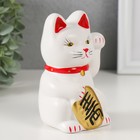 Копилка керамика "Белый кот Манэки-нэко с колокольчиком" 8х7,5х13 см - фото 9075275