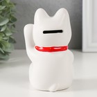 Копилка керамика "Белый кот Манэки-нэко с колокольчиком" 8х7,5х13 см - фото 9075276