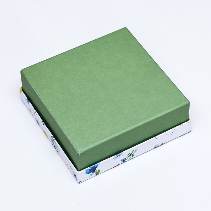 Подарочная коробка квадратная "Цветы",13,5 х 13,5 х 5 см