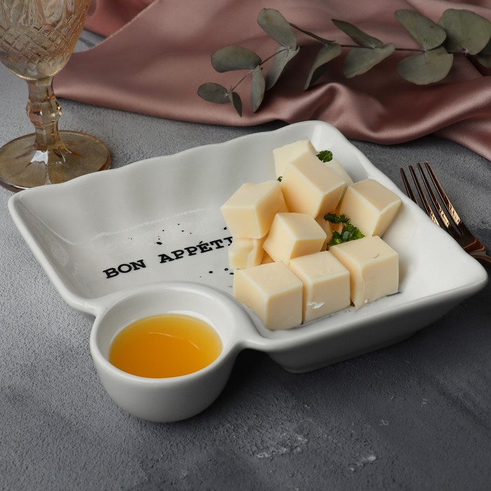 Блюдо керамическое с соусником Bon appetit, 18.6 х 17.5 х 4 см, цвет белый - фото 1910992008