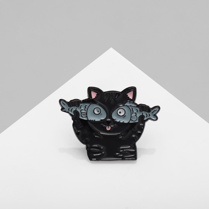 Значок "Кот" с рыбами, цветной в чёрном металле