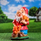 Садовая фигура "Гном с грибами" малая 23х21х39 см - Фото 1