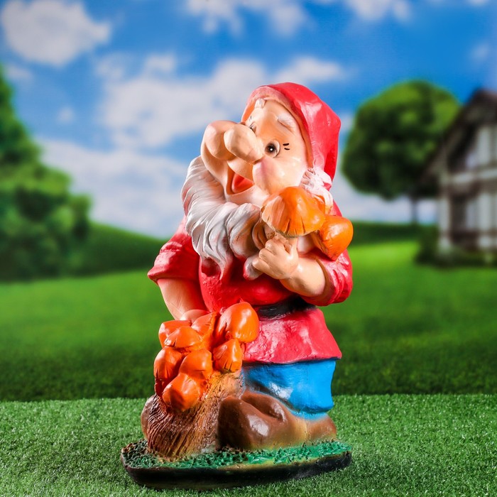 Садовая фигура "Гном с грибами" малая 23х21х39 см - Фото 1