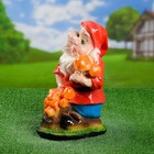 Садовая фигура "Гном с грибами" малая 23х21х39 см - Фото 4