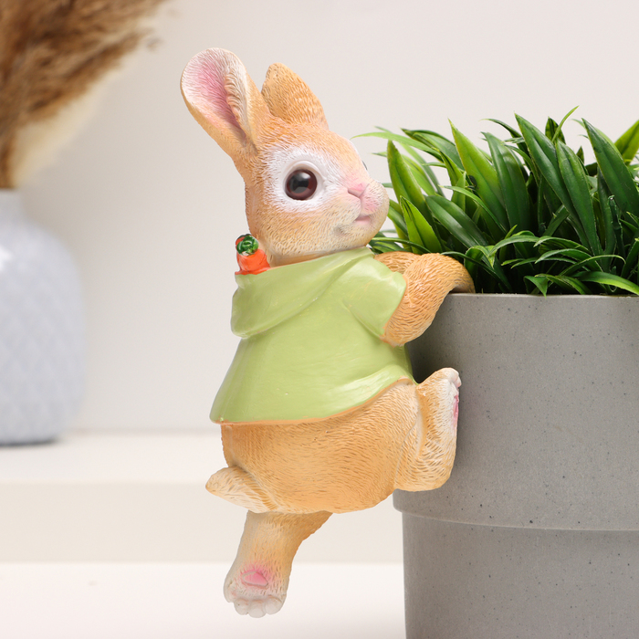 Фигурка для флорариума «Зайчишка с морковкой», декор на кашпо, 17×7×7 см - Фото 1