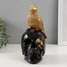 Сувенир полистоун "Птица на черном черепе" 9,5х14х21 см - фото 20501221