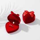 Футляр бархатный под серьги/кольцо «Сердце» с лентой, 6,2×6,2×4 см, цвет красный - Фото 2
