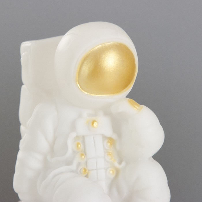 Ночник "Космонавт на луне" LED от батареек 3хLR44 бело-черный 10х10х17 см