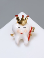 Брошь «Король Зуб», цветная в золоте 9902595 - фото 16874234