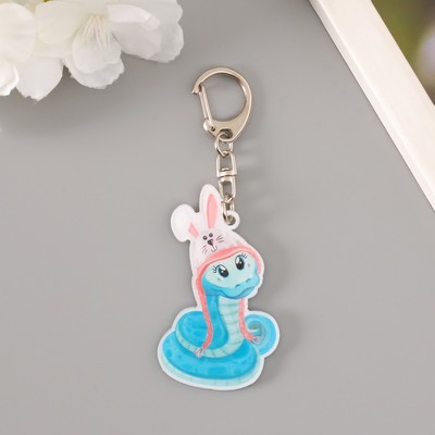 Брелок для ключей на кольце «Змеёныш в вязаной шапке зайчика», акрил, 6×3.6 см