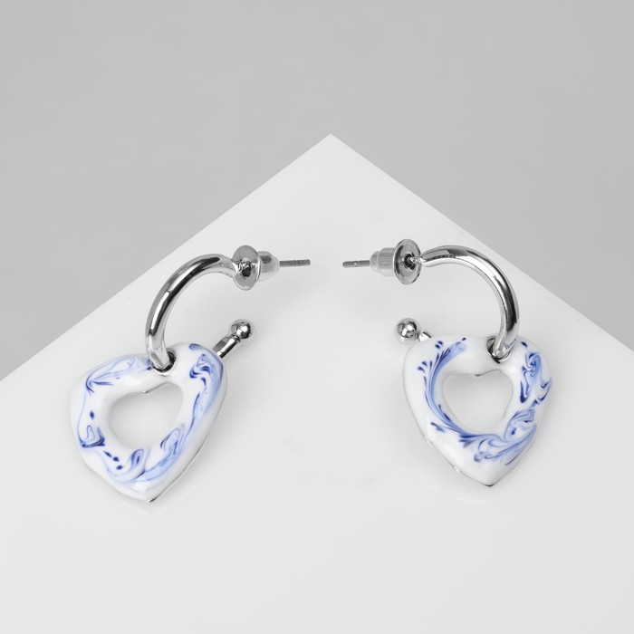 Серьги с эмалью «Сердце» разводы, цвет бело-синий в серебре - Фото 1