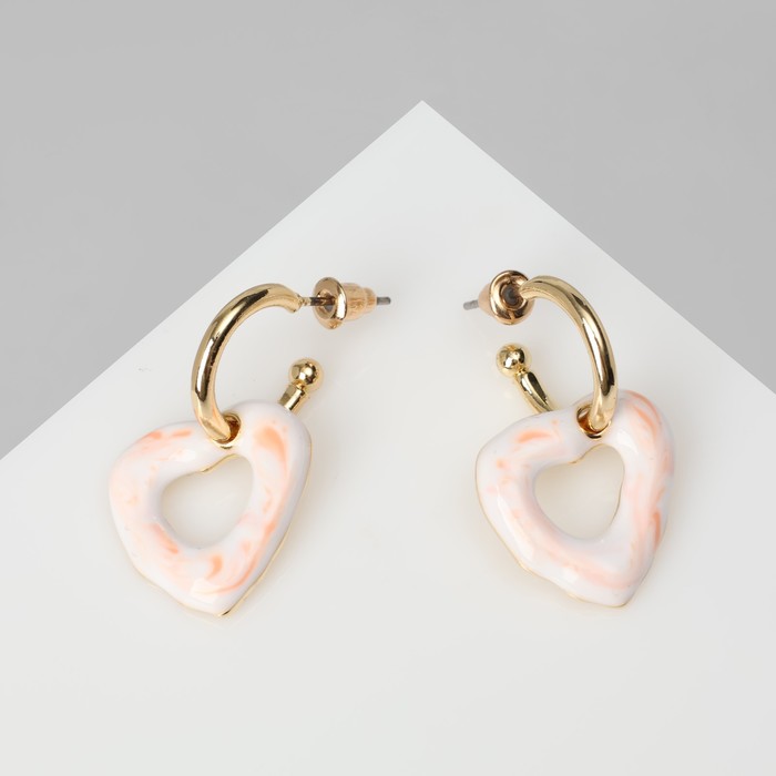 Серьги с эмалью «Сердце» разводы, цвет бело-розовый в золоте - Фото 1