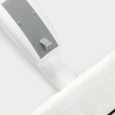 Щётка для окон с распылителем Raccoon, алюминиевая ручка, длина 116 см, водосгон 25 см, насадка из микрофибры 25×6 см