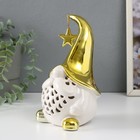 Сувенир керамика свет "Гном в золотом колпаке со звездой" белый 11,6х10,7х19,3 см - фото 9423805