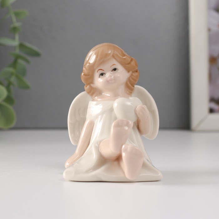 Сувенир керамика "Девочка-ангел в белом платье с сердцем сидит" 6,5х5х7 см - Фото 1