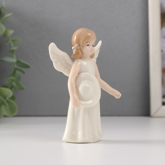 Сувенир керамика "Девочка-ангел в белом платье с шляпкой в руке" 6х3,4х10 см
