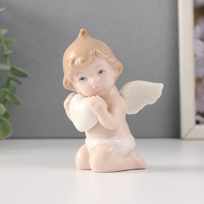 Сувенир керамика "Малыш-ангел сидит с белым сердцем" 7х6х10,5 см - Фото 1