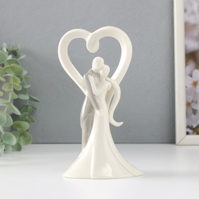 Фигурка керамика «Абстракция. Влюблённые, объятия у большого сердца», 8.5×7.4×16 см