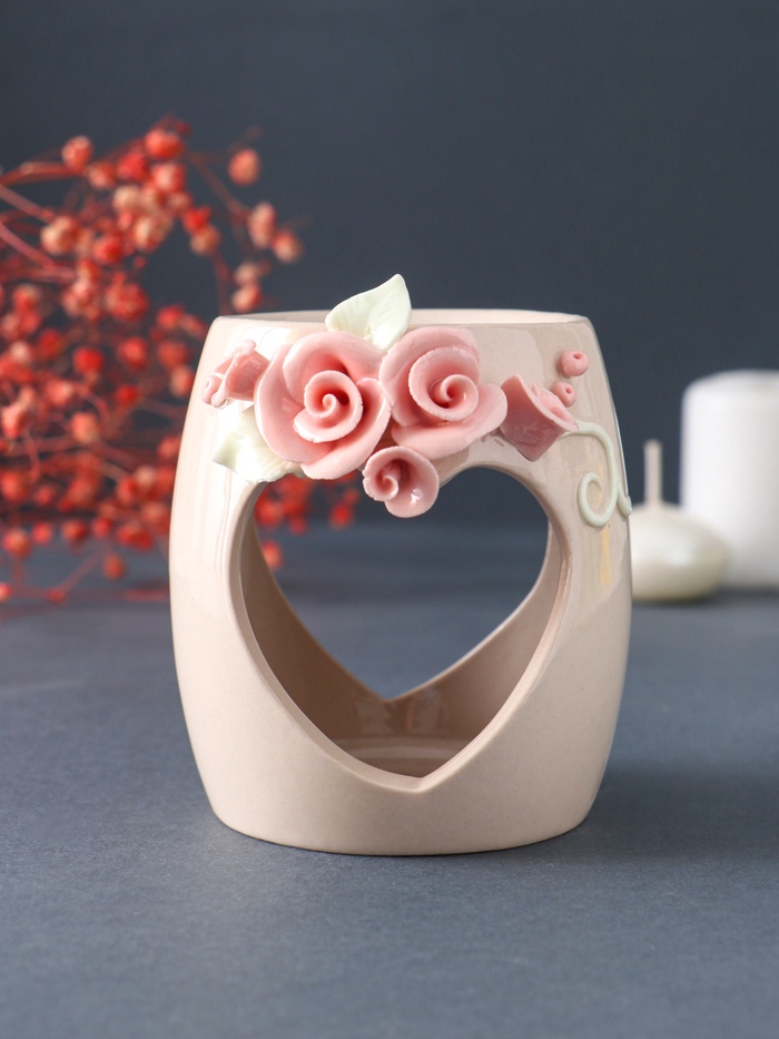 Аромалампа для эфирных масел «Сердце с розами», керамика, бежевая, 8×8×9 см - Фото 1