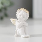 Сувенир полистоун "Ангелочек с ручками на коленках сидит" белый с золотом  4х3х2 см - фото 3464889